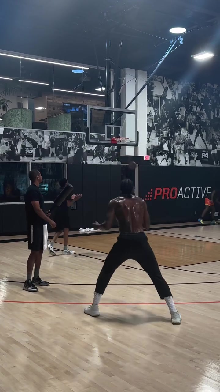 福利彩票-挥汗如雨💦杰伦-格林晒1分钟三分训练视频：开局8中4后连进7个