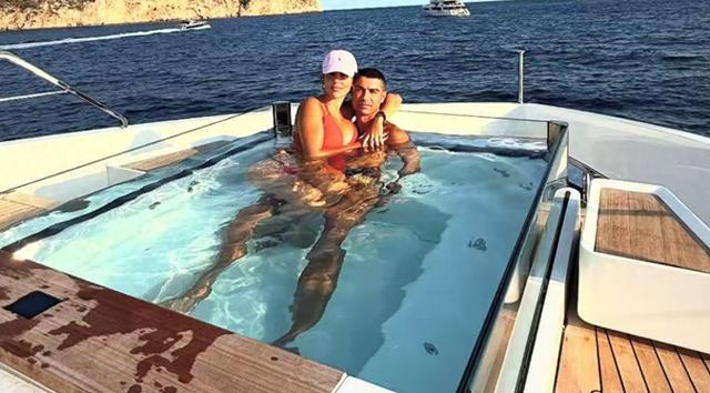 C罗带乔治娜度假，私人飞机出行，40岁签49亿肥约，乔治娜太美了